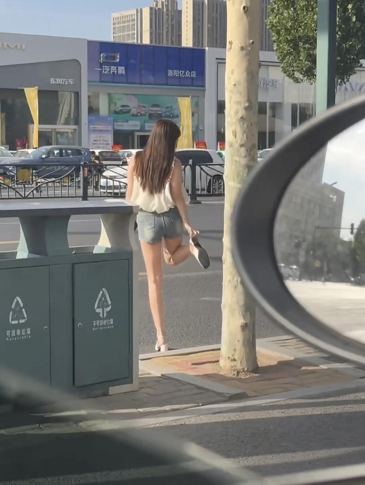 街边路过碰到的极品身材美女，果然美女走到哪里都是焦点！[爱心][爱心]随手拍，