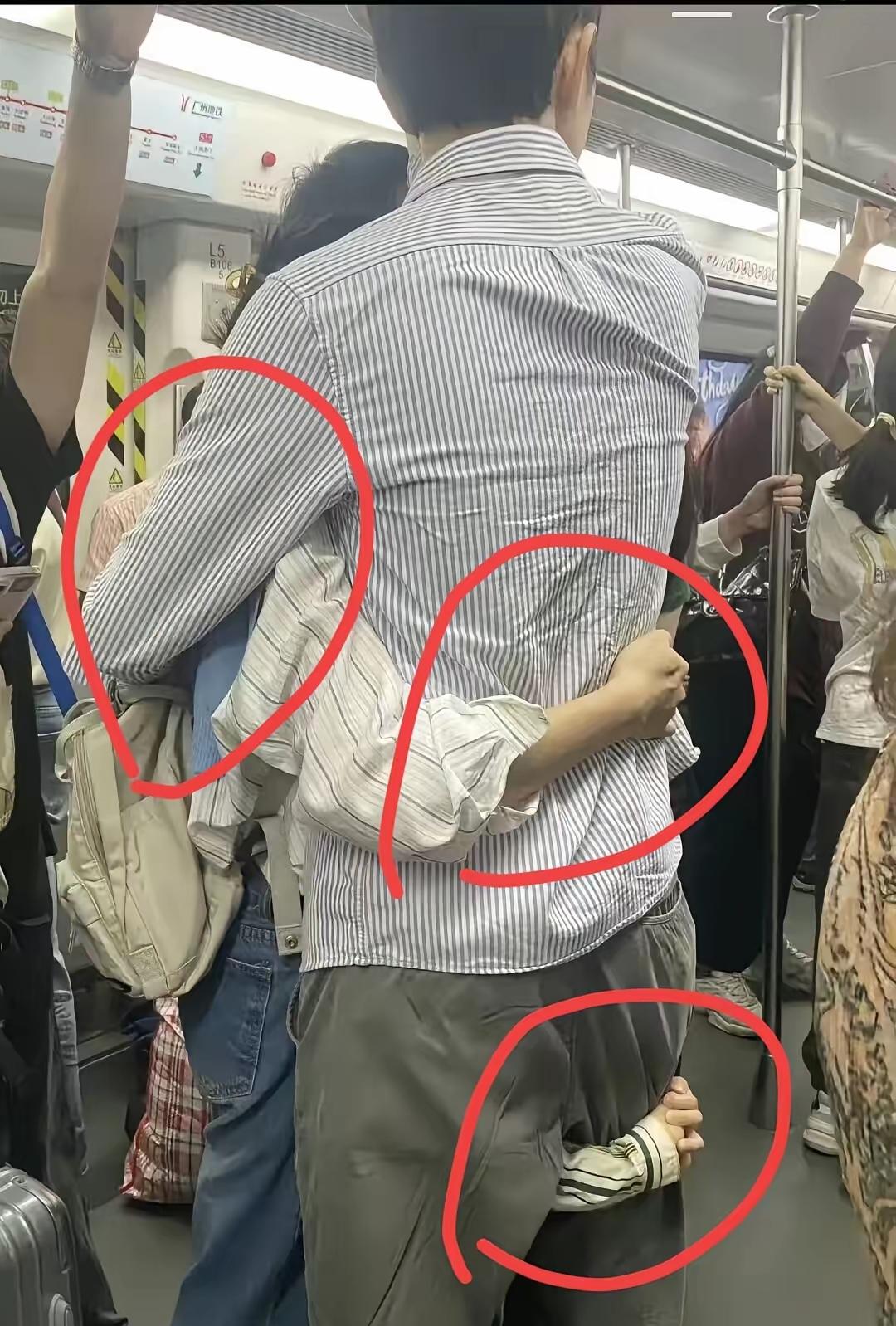 地铁上看到暖心的一幕，刚挤上车就看见角落一对夫妻紧紧抱着，周围全是赶路的人