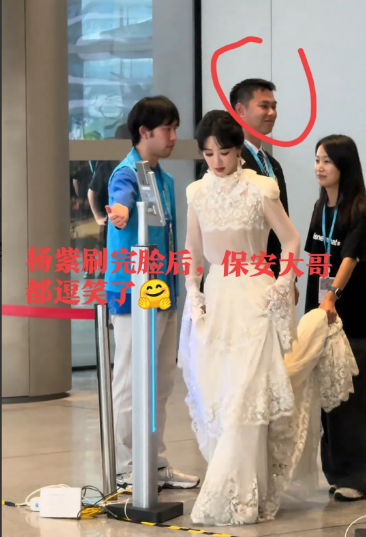 杨紫脖子长就是任性[呲牙笑]还有一米远呢，脖子就伸到前面刷脸了[大笑]她把头伸