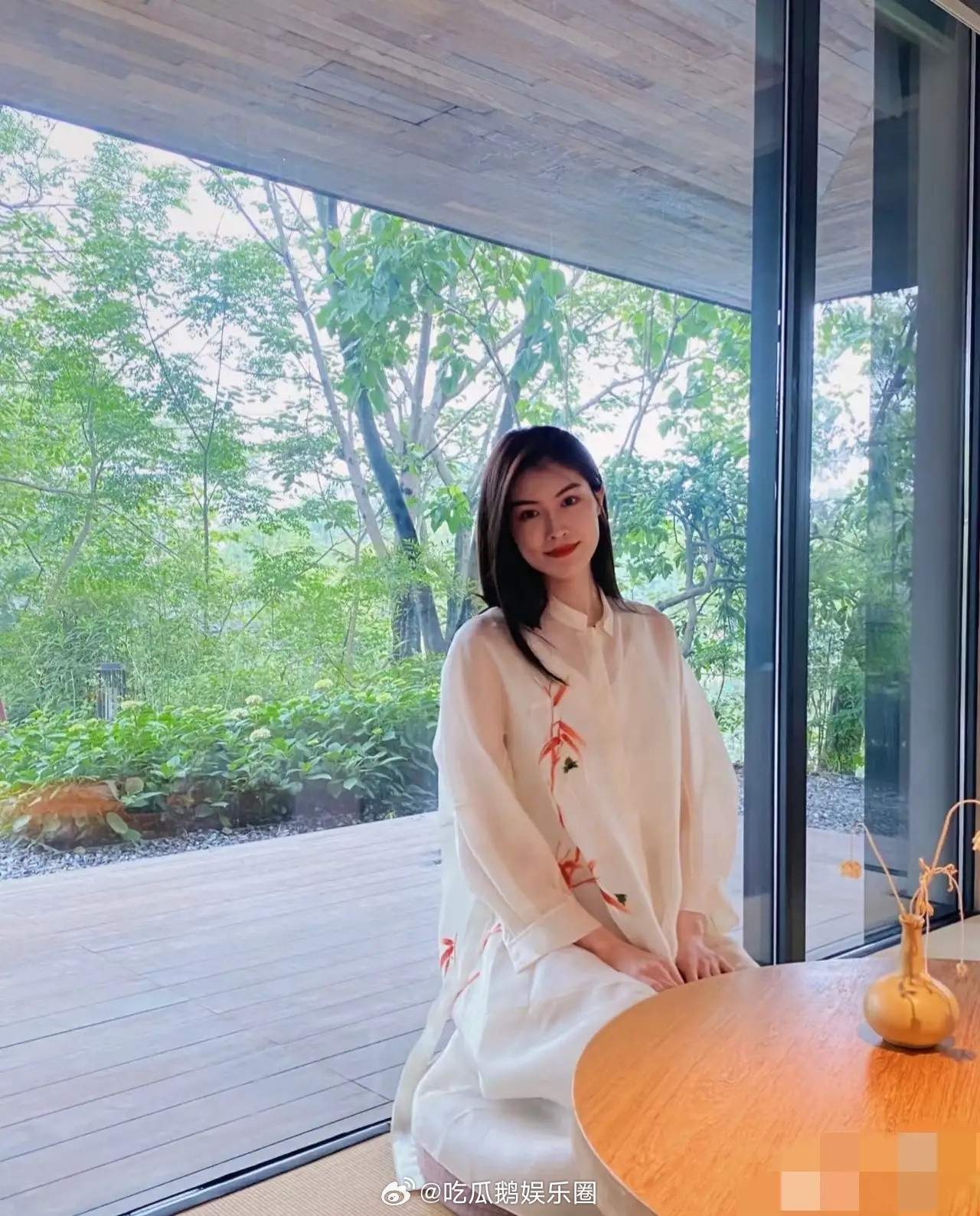 何穗官宣生子后新造型曝光，和以前不一样了，身材发福明显，穿着宽松的长外套，依然觉