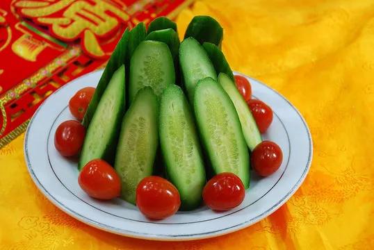 唐代时黄瓜竟是贡品：用温泉水加温种植供应宫廷。寒冬腊月，长安城里飘着雪。一筐顶