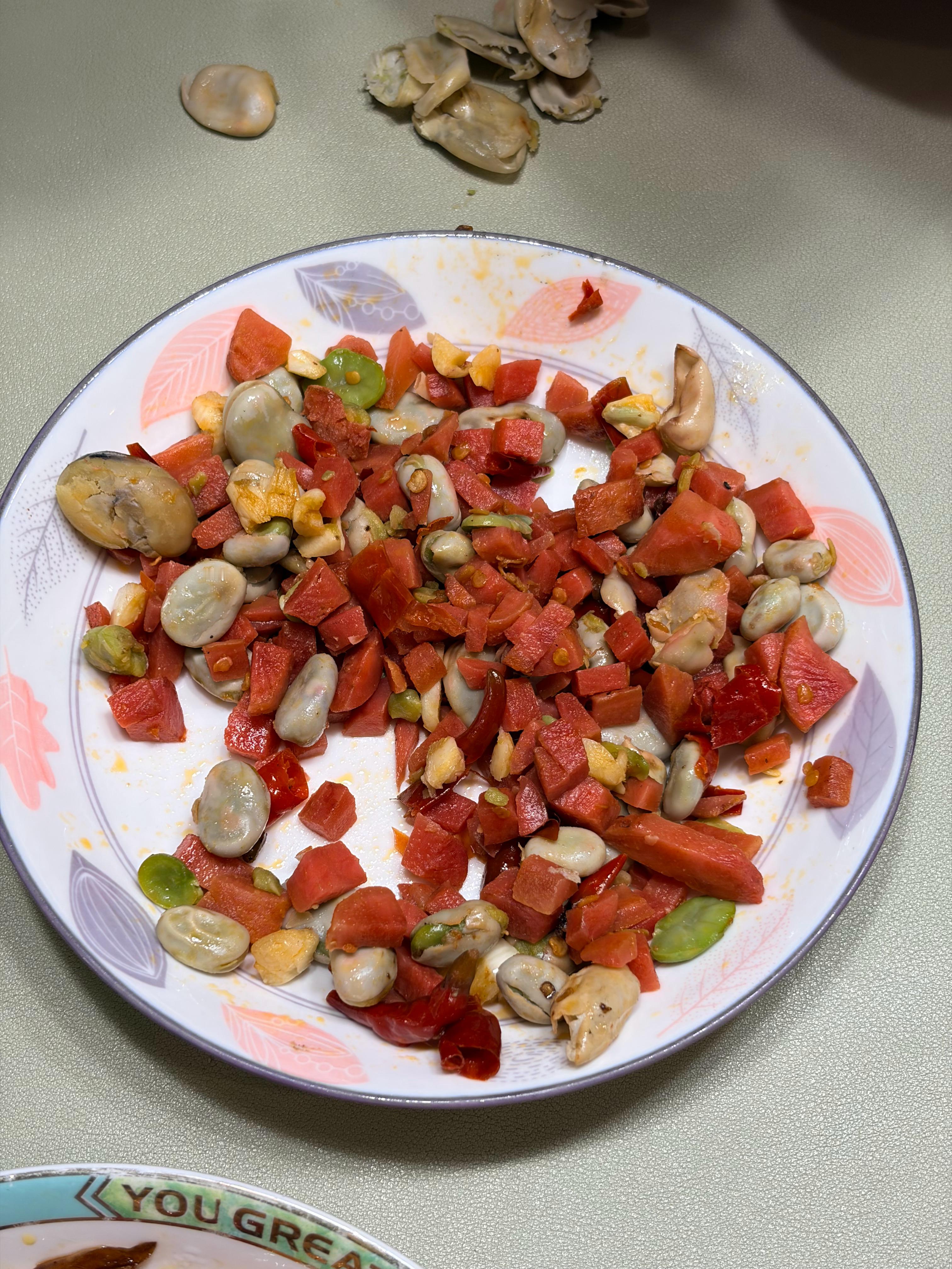 雾都奶爸我儿真是贱命，吃新鲜胡豆说胡豆里面不好吃，喜欢吃胡豆皮。刚好他妈不吃皮