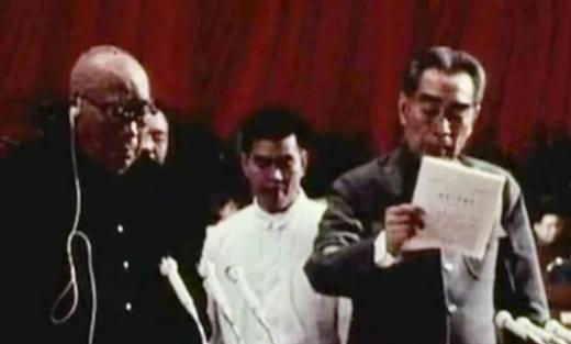 1975年，周总理最后一次做政府报告，89岁的朱老总非要站立作陪，周总理病魔缠身
