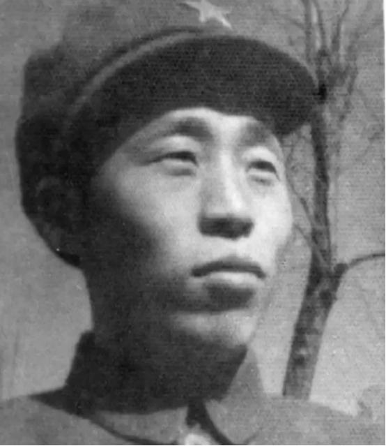 1950年1月，二野5兵团侦察处长魏鸣森被叫去帮忙修卡车。等他修好车无意间抬头一