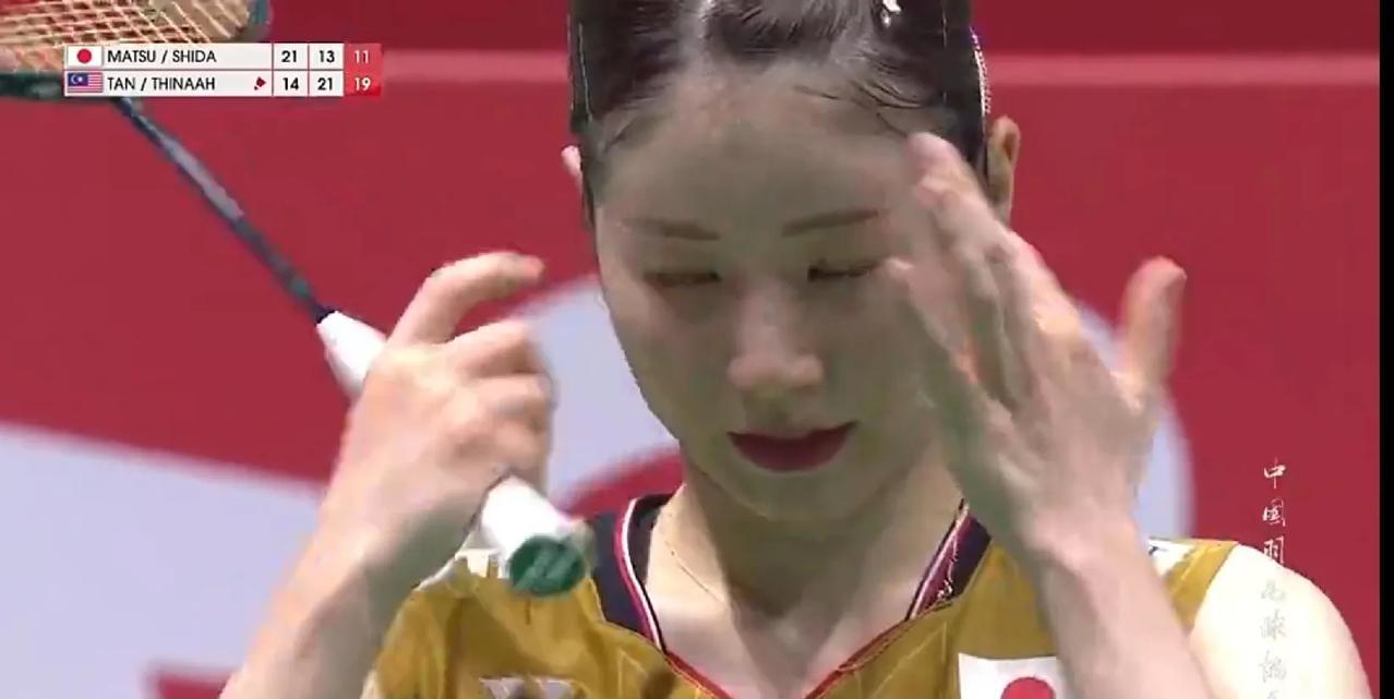 羽毛球世锦赛女双第一场半决赛，日本美女组合志田千阳/松山奈未在21：14先下一局