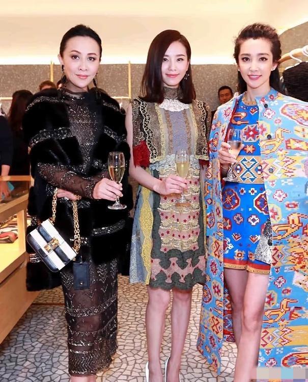 这是2015年的时候，刘嘉玲、刘诗诗和李冰冰，三个人出席活动时留下的一张合影。