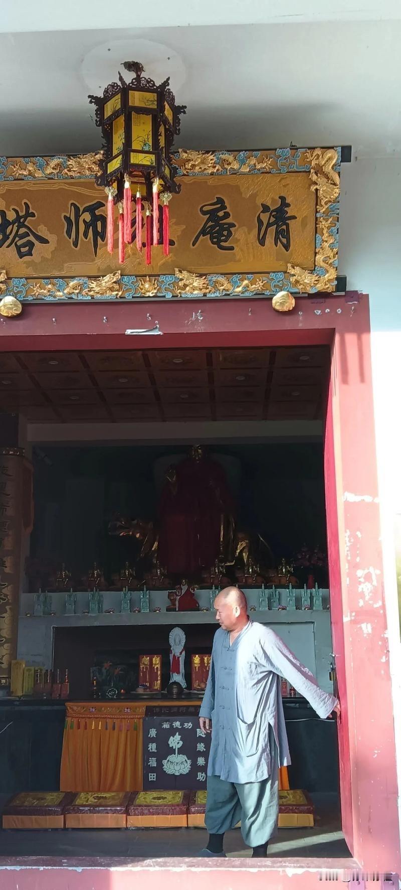 李大爷蹲在村口的石阶上，正抽着烟，远远瞧见庆二爷坐在自家门槛上发呆，便扯着嗓子喊