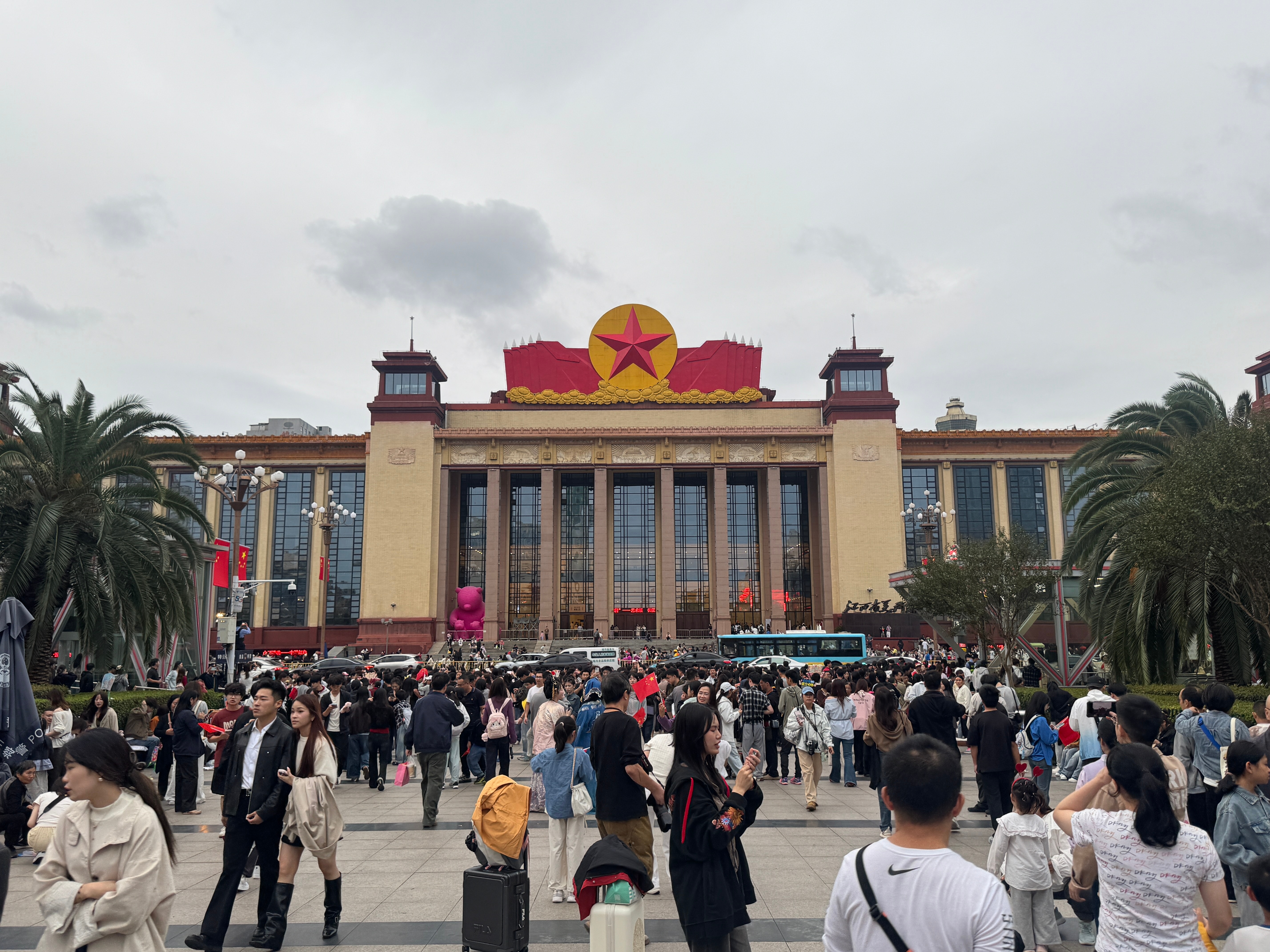 国庆景区热度前10被小城包揽【感觉有一亿人！】国庆假期，甘肃敦煌的鸣沙山月牙泉