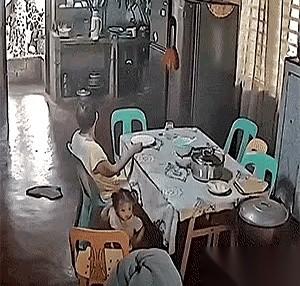 救生圈只有一个，两只手伸出来，一个是稚嫩的幼童，一个是满脸皱纹的老人。没有多余