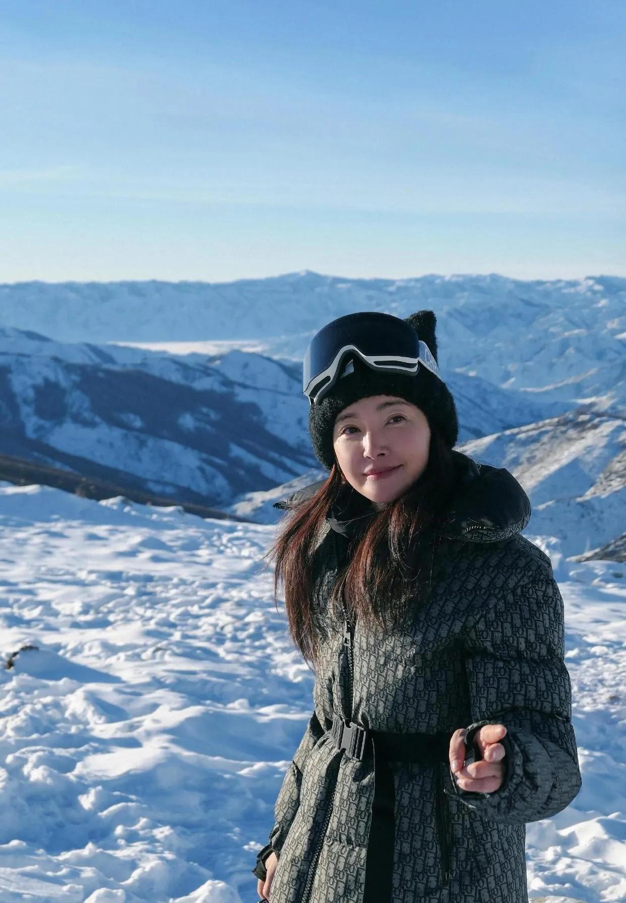 李冰冰的雪山状态也太能打了！52岁的李冰冰素颜现身雪山，一身印花羽绒服搭配