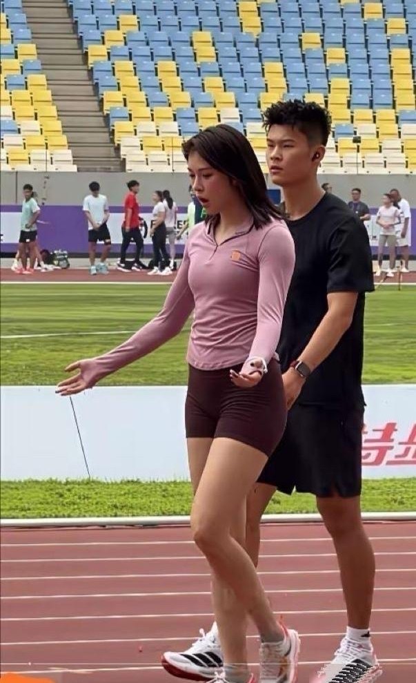 没拿过亚洲冠军，却狂得像个世界冠军，这女人凭什么？吴艳妮，主攻100米栏。巴黎奥运会上，她跑出12秒