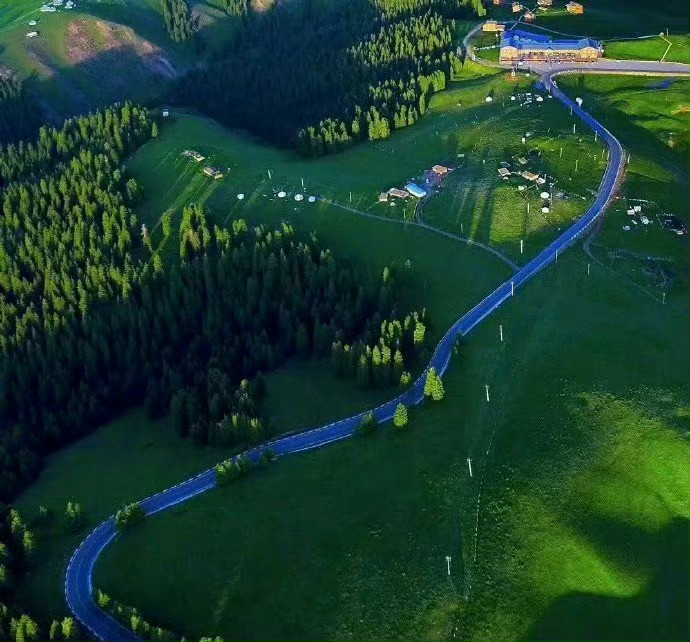 新疆·江布拉克，这里一山一水，一草一木，都写满了绿色与美丽。