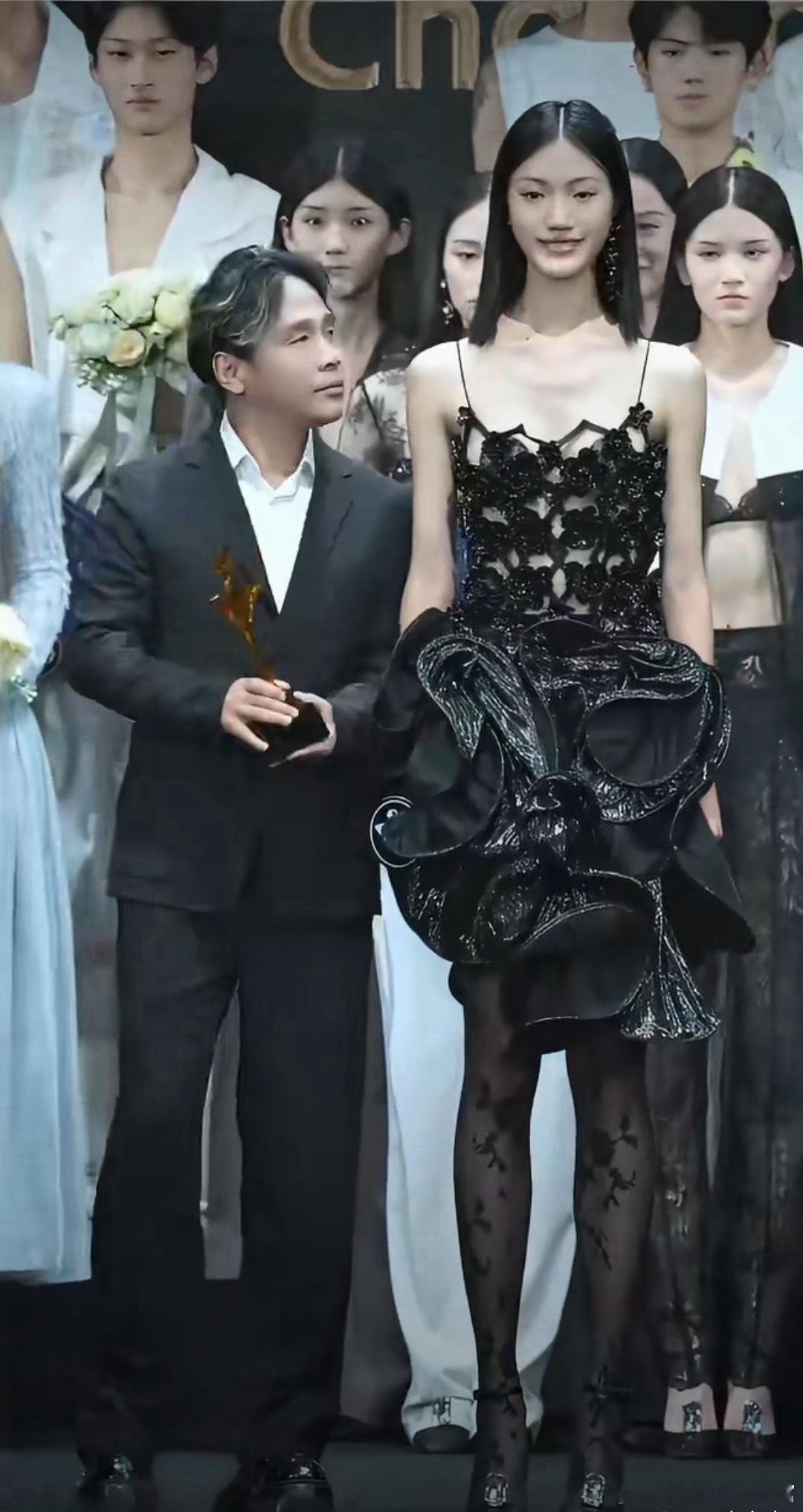 他真的好有礼貌，一点也不挡后面模特的镜头￼