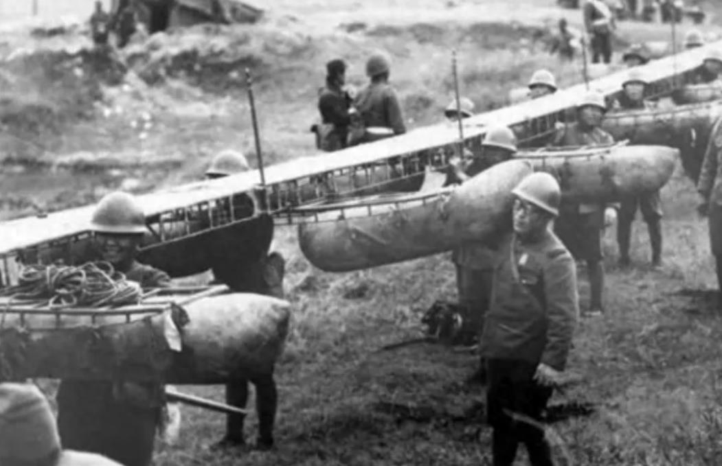 1942年，中国炮兵正在擦拭炮弹，见炮弹受潮，一个炮兵提议：“让我打一炮吧！”这