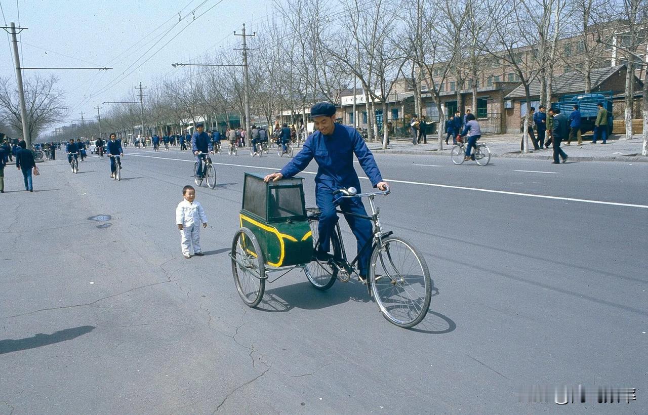1984年的北京，那时候的人笑的真开心北京旧照北京旧照九八年北京留念六七十