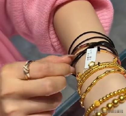 结婚五金被婆婆偷走项链和耳坠，还谎称是小姑子买的。老公一味保持中立，非要先查清楚