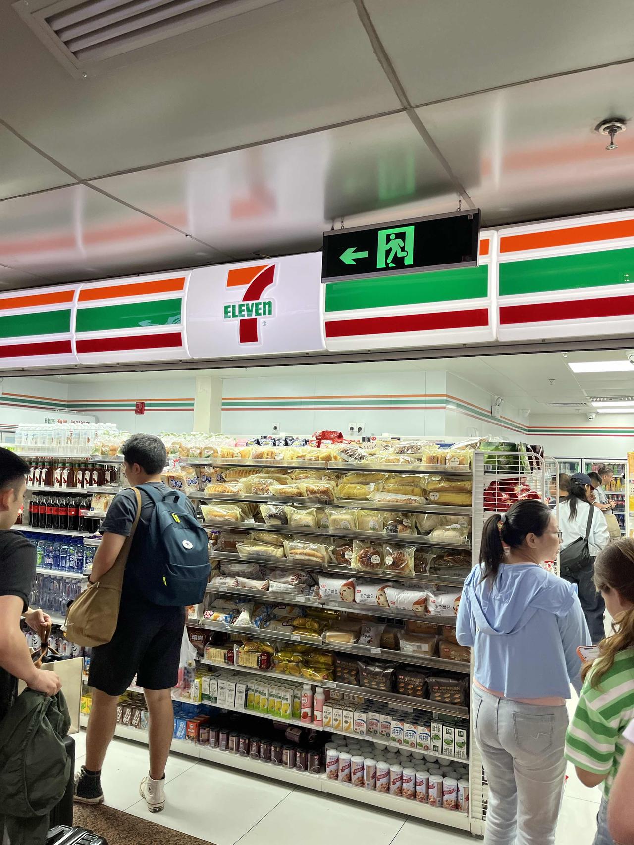 一个冷知识！北京西站的7-11便利店售卖的物品价格，和站外价格一致。今天赶火