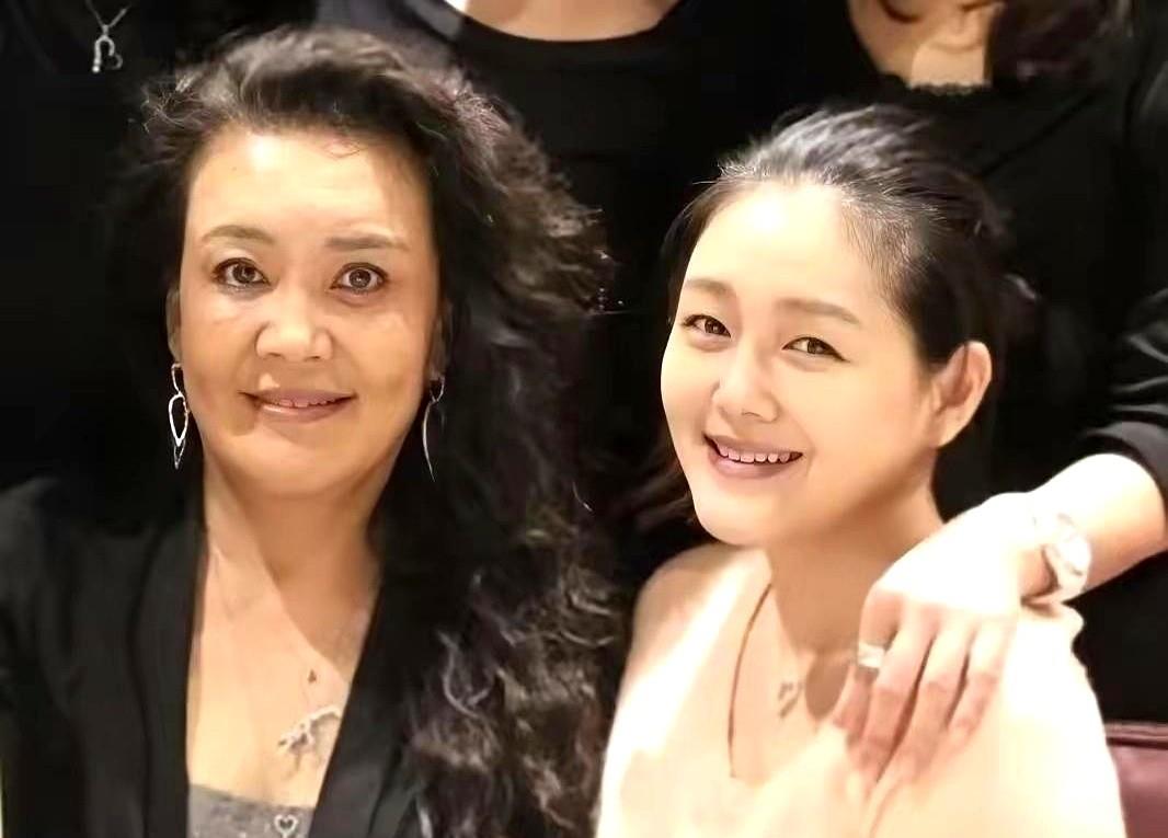 婚礼当天，婆婆没露面，具俊晔妈妈连家门都没让大S进。网友炸锅：体面碎了一地。倒