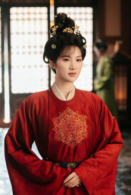 有人问任正非：你赞成女儿姚安娜进娱乐圈吗？任正非明确地说：“小孩想走什么路就走什