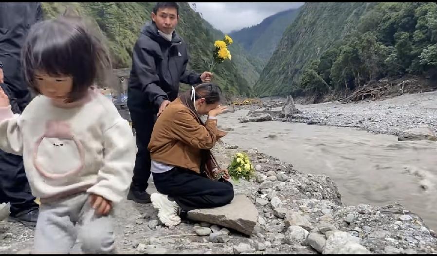 这位跪在吉隆河边哭泣的女人由哥哥和女儿陪着在祭拜渺无音讯的丈夫。她知道丈夫就在这