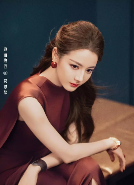 迪丽热巴穿长裙优雅明媚，和陈飞宇托脸合照氛围超甜，这画面简直绝了！此前《白日