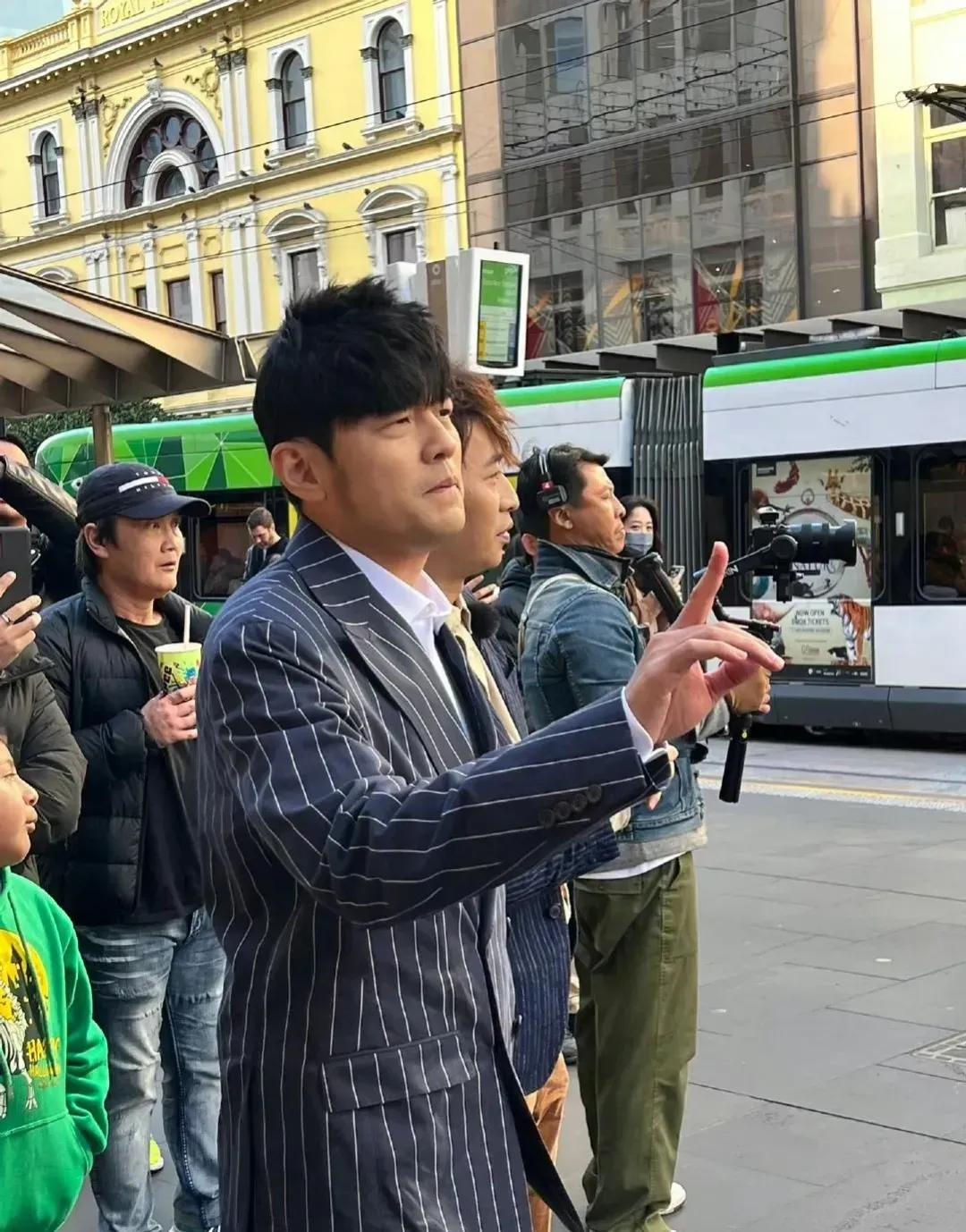 周杰伦的眼袋有这么大？真的老了好多，而且发型也很假