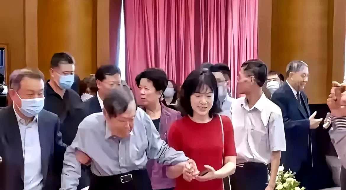 103岁杨振宁真是太让人佩服了！在一起21年，翁帆熬成了奶奶的样子。