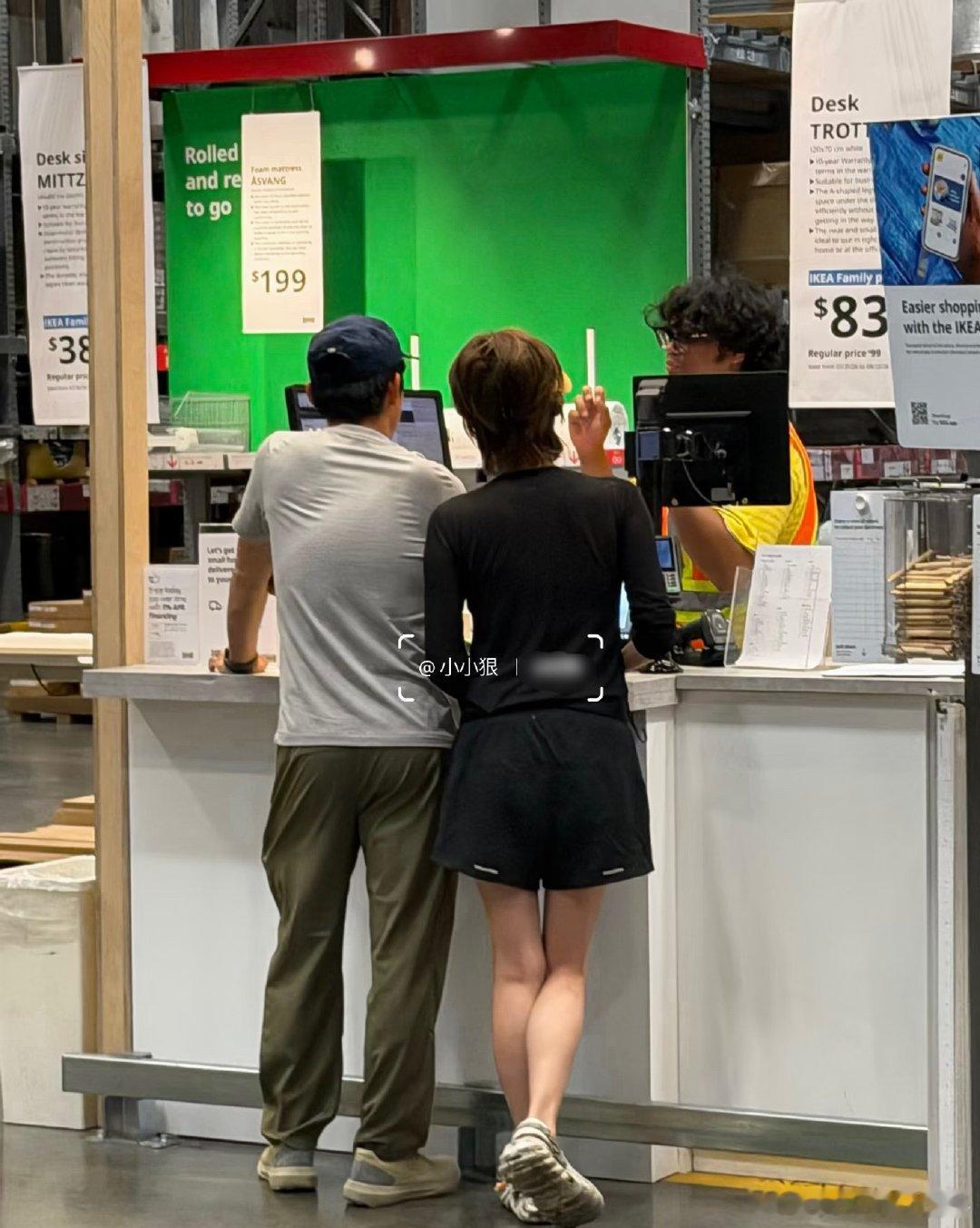 偶遇郑恺苗苗逛家具店加拿大偶遇郑恺苗苗逛家具店，苗苗好瘦啊！加拿大偶遇郑恺苗苗逛