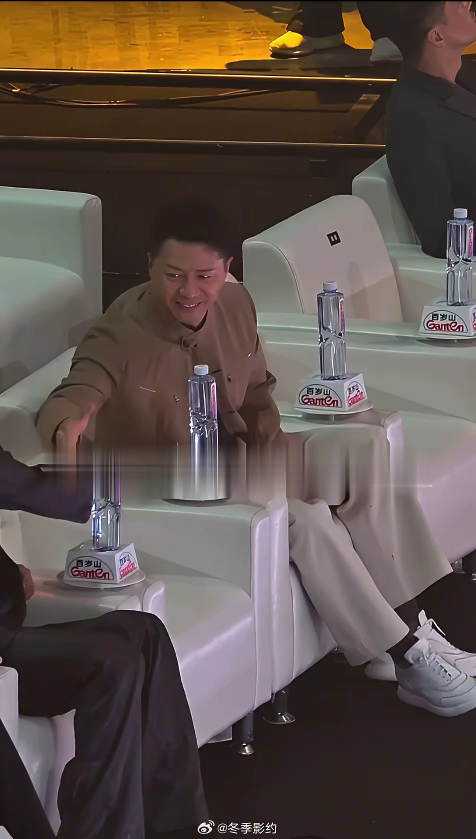 段奕宏居然主动跟肖战打招呼，能感受到段叔在打招呼之前做了很大的心理建设，隔着屏幕