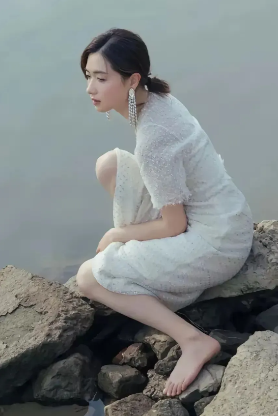 万茜，166cm，光脚坐在石头上好美，就是看着太硌脚了，不适合光脚！