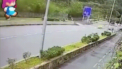 电影特技也不该这么演吧！最近我看到一段视频，疾驰的小车突然失控，飞起后拦腰撞上