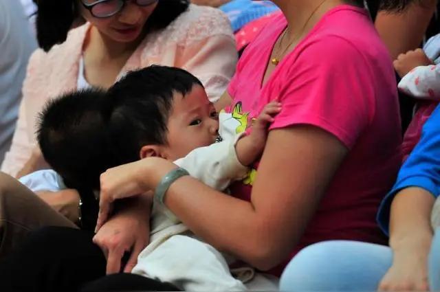 你不吃奶爷爷吃啦这是个真实的笑话，说的是上世纪七十年代，那时候没有乡镇，还是人