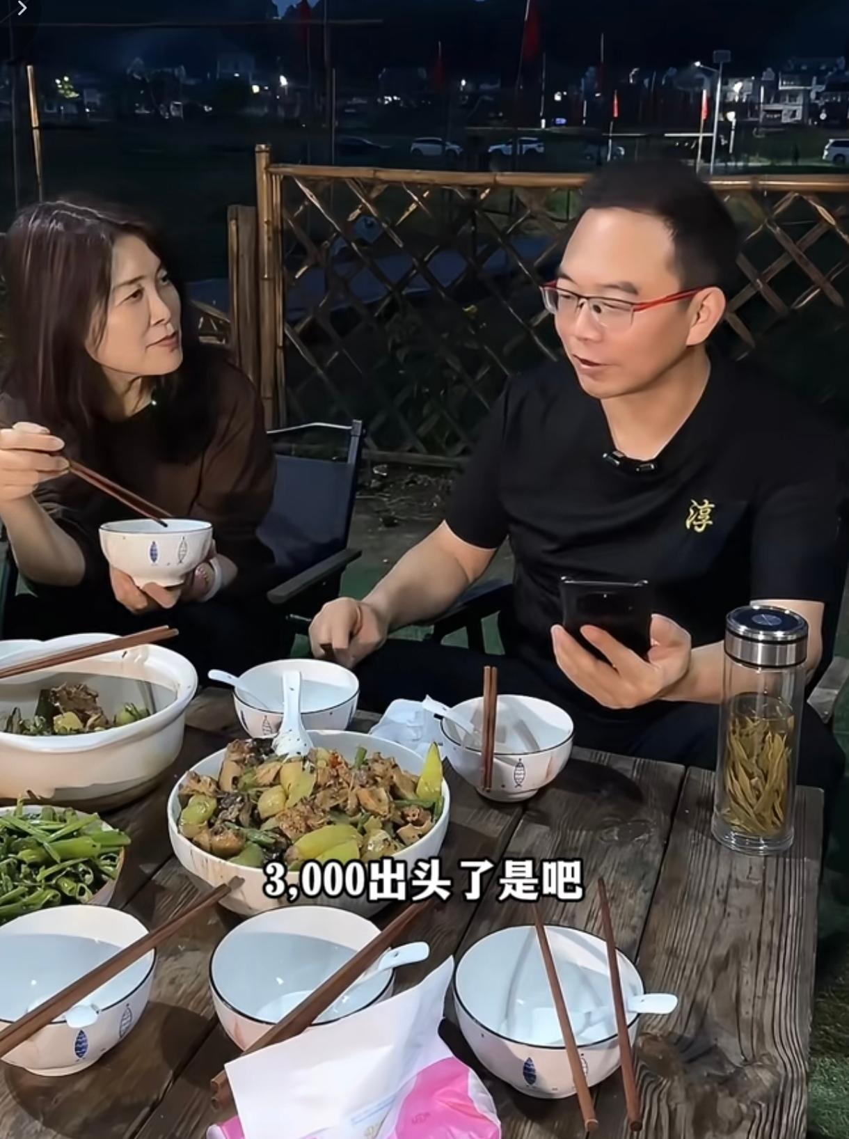 原央视主播郎永淳说，他的太太50岁那年因生病办理了病退，现在工资涨了好几次后，才