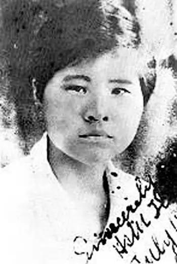 日军冲上山顶收缴武器，彻底懵了：打了半天的"八路军主力"，竟然是个女人。而且，她