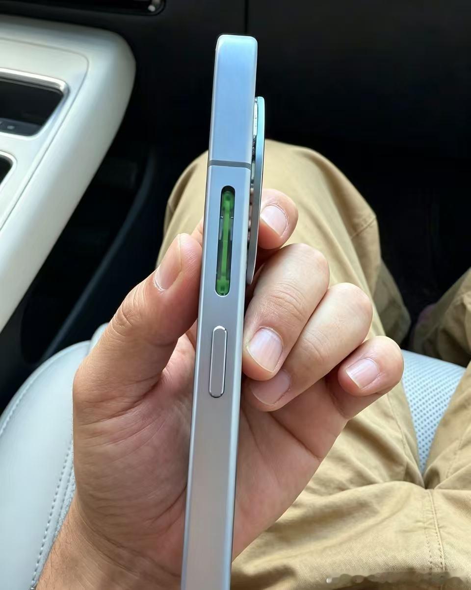真的，用了小米这么久，我第一次遇到有手机能把音量键弄掉的我真服了#小米#​