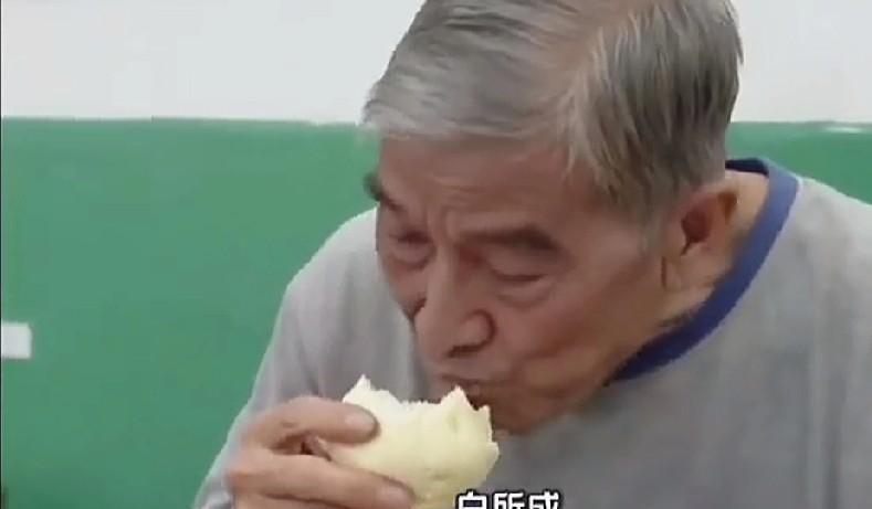 白所成还没有宣判，处于侦查审理阶段关在温州看守所。有人想知道这位以前锦衣玉食，养