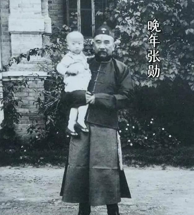 1881年,27岁张勋如愿娶了14岁曹琴。洞房花烛夜,张勋一把搂住曹琴说