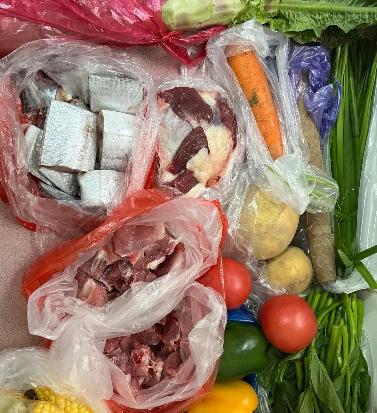 深圳这次的台风来得有点猛烈一大家子怕断粮了赶紧跑去菜市场采购了两天的食材我