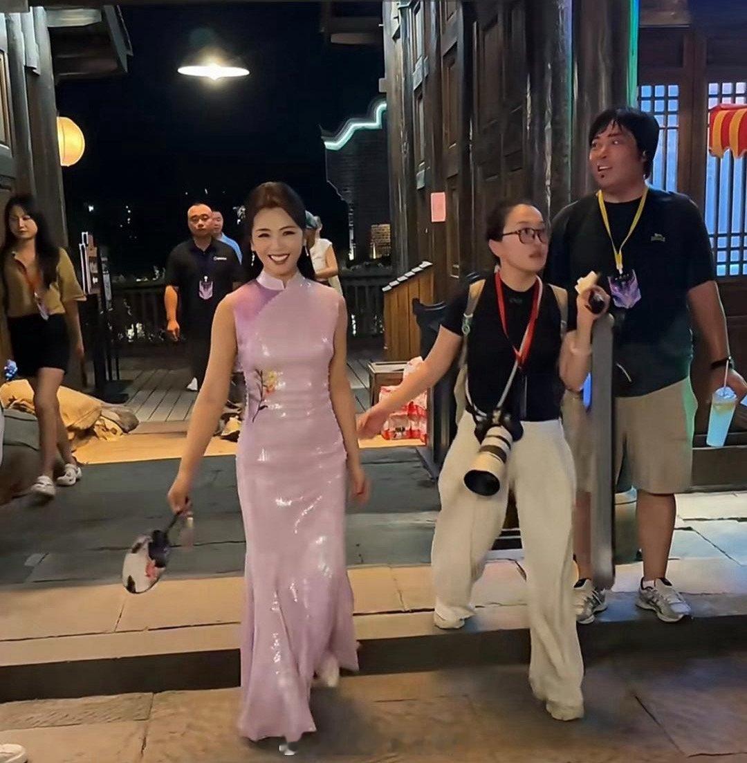 47岁刘涛在宜宾逛夜市，当天穿着一件旗袍，身材好丰腴，整体很匀称，虽然腰有点粗，