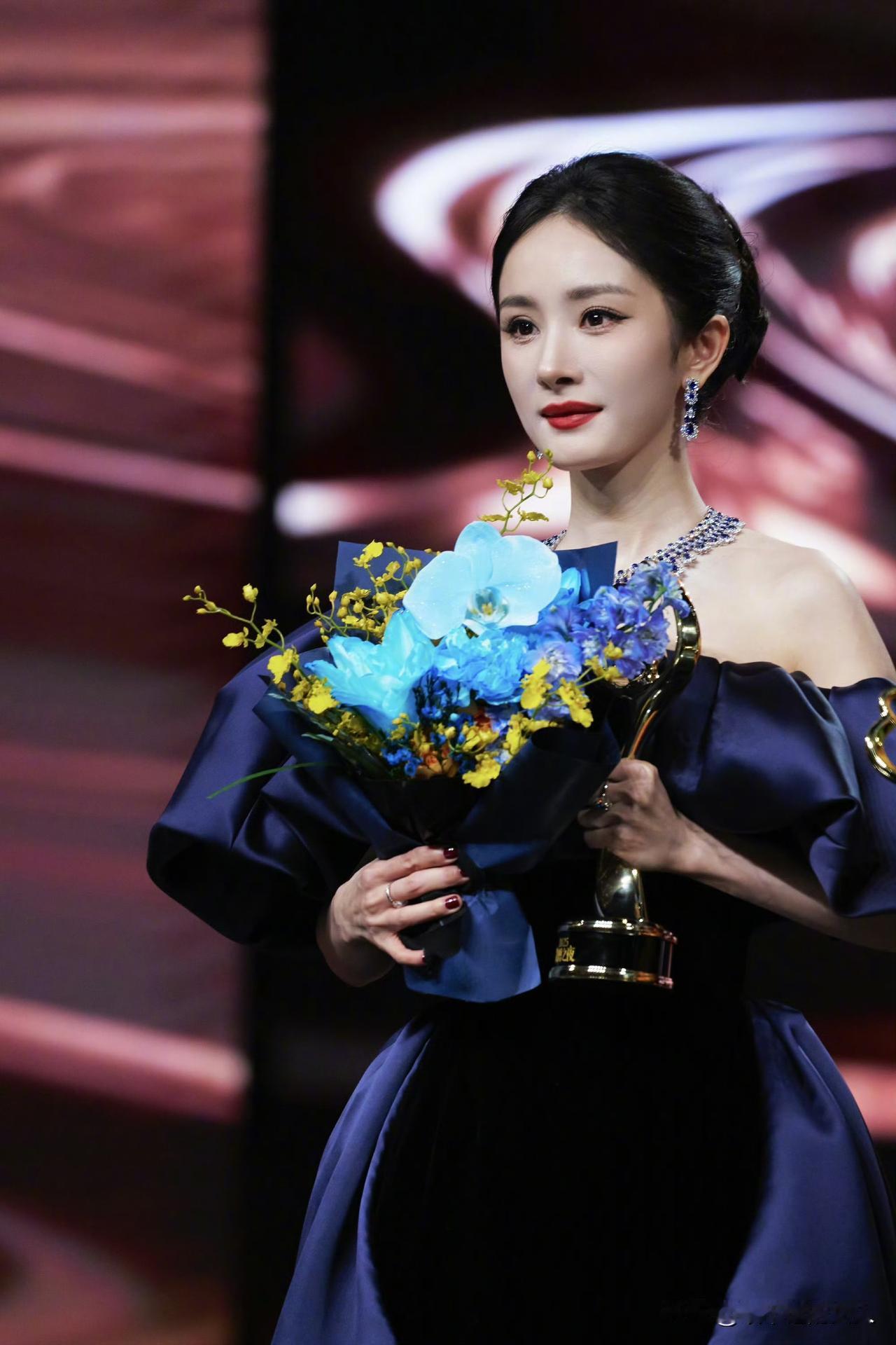 哇塞！手里握着沉甸甸的奖杯啊！年度大丰收了！[比心][捂脸哭]微博之夜。