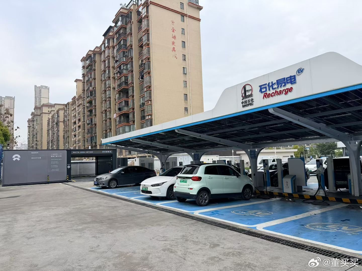 中石化上饶广信加油站，后面的充电、换电场地已经比加油站大很多了。以前去加油站加油