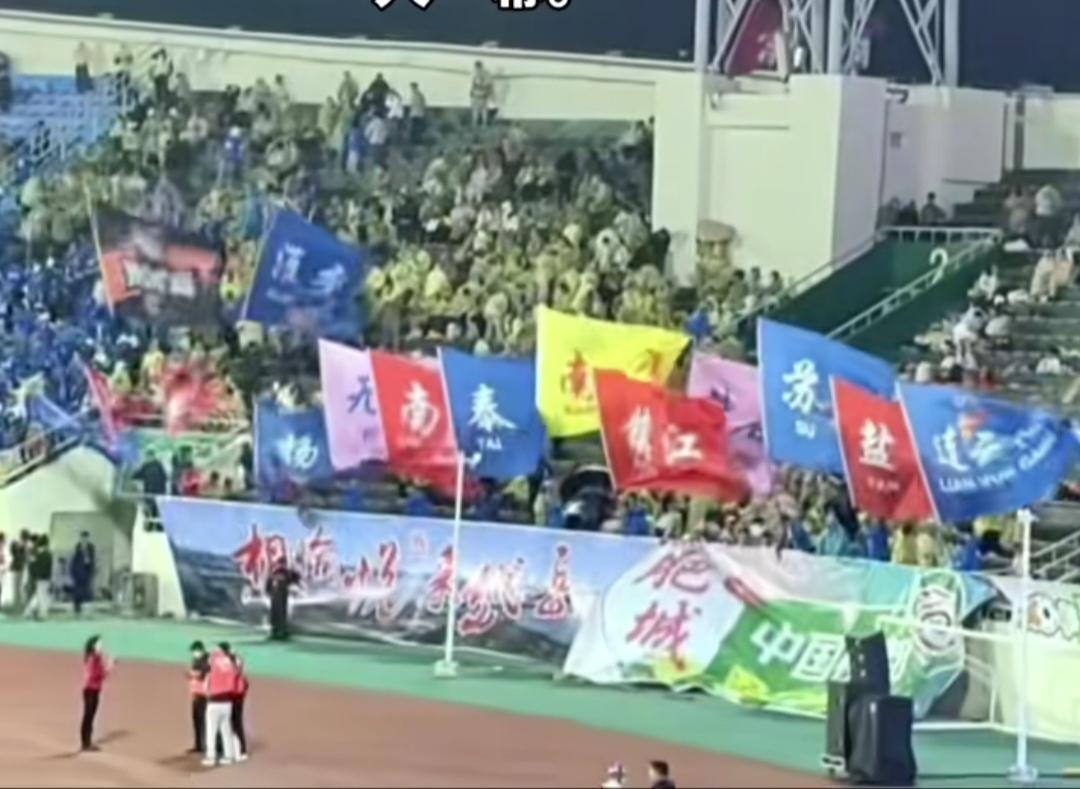 苏超正在壮大，永州客场比赛，这么多江苏棋子去支持，这里面还有黄冈棋子。去年苏