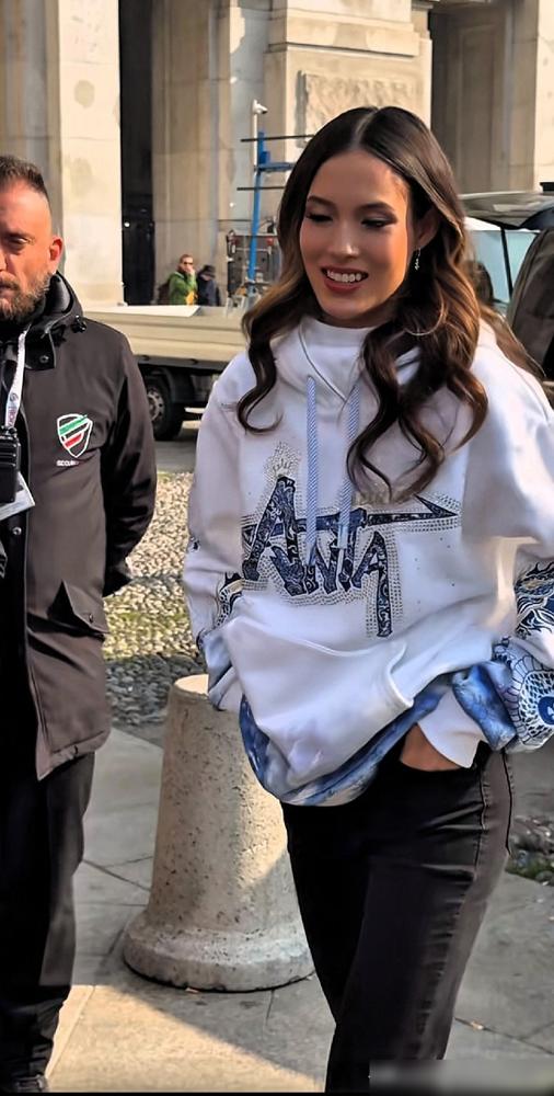 刚拿完金牌，扭头就穿着安踏在米兰街头溜达。你以为她在带货？错了，她这是在