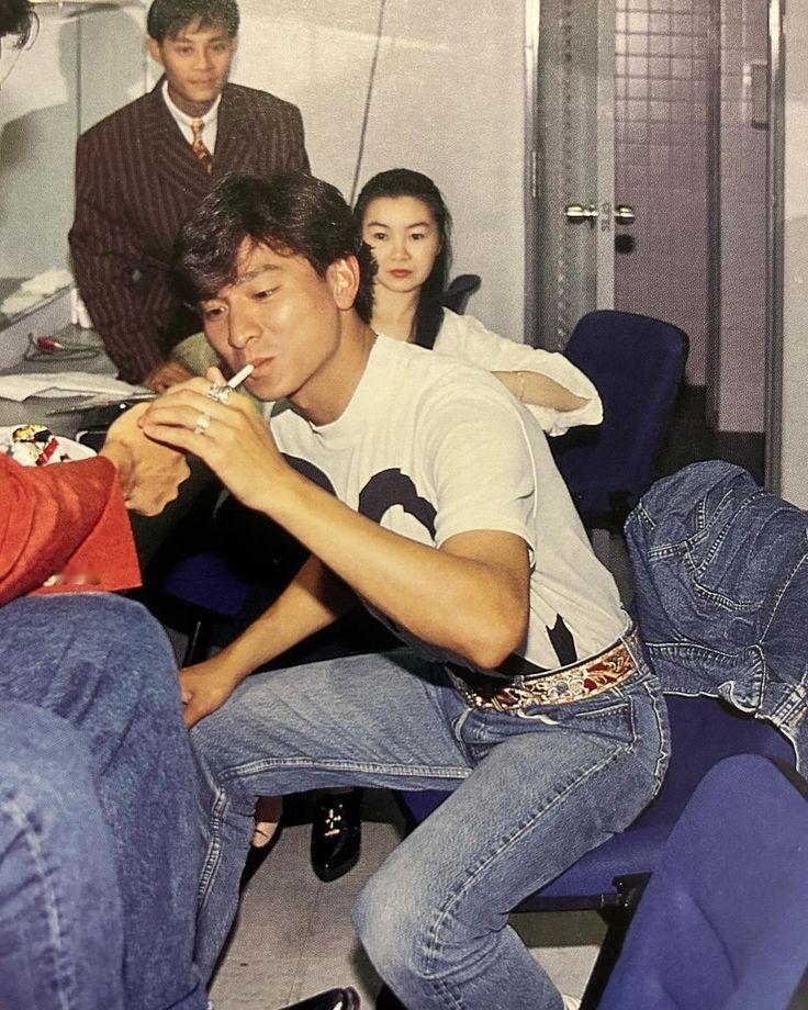 80年代，刘德华与明星一起聊天的画面，看着他后面，是莫少聪和另外一名女演员！