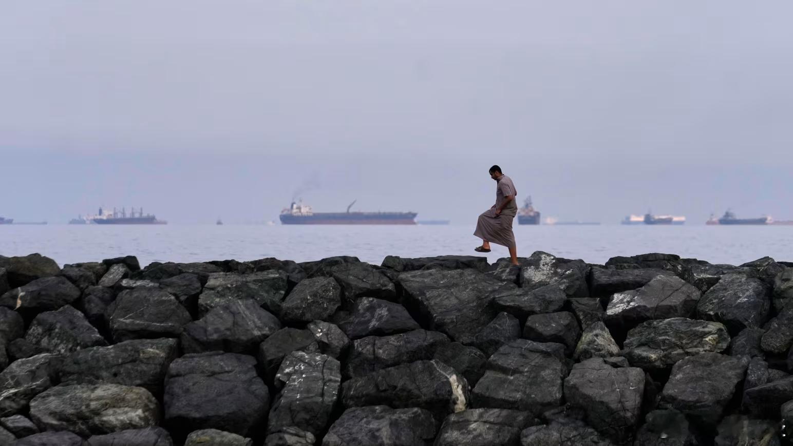 【海军护航霍尔木兹海峡可能会酿成灾难性后果】【省流：特朗普施压盟友派海军护航霍尔