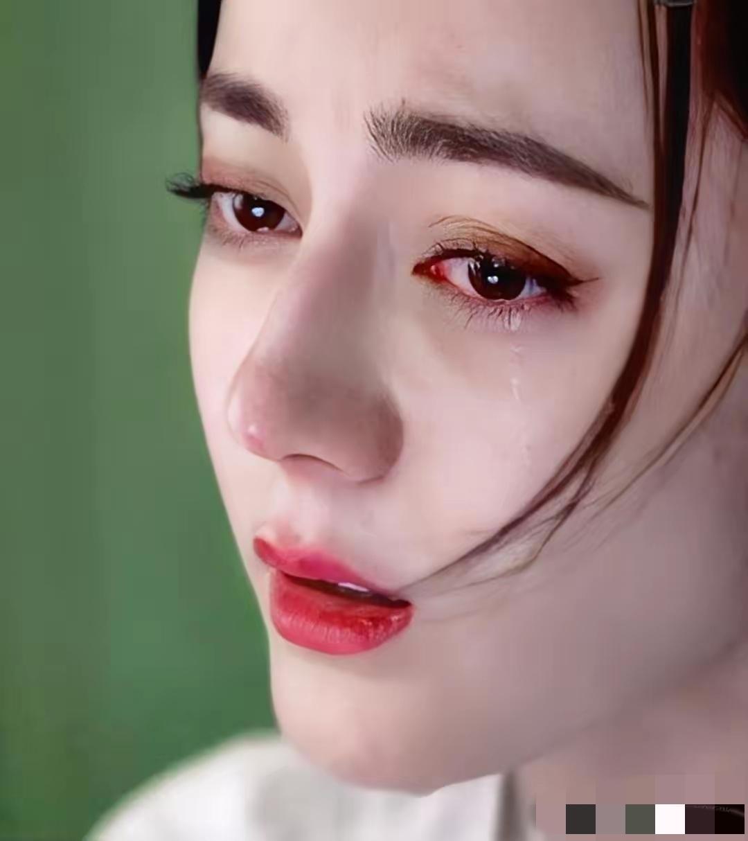 这下好了，不止粉丝，路人全都看明白了，顶流迪丽热巴，直接成了开年最让人心疼的