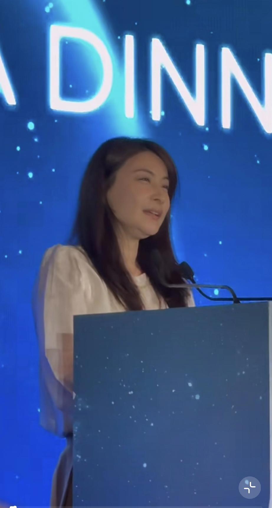 郭晶晶有了重下巴，太忙了，白天带孩子爬山，晚上大学演讲。3月15日，白天郭晶