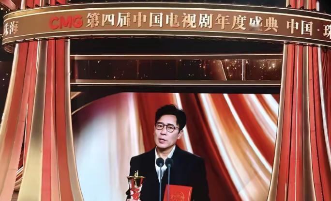 恭喜于和伟老师，凭借电视剧《沉默的荣耀》，拿下第四届中国电视剧年度盛典视帝，