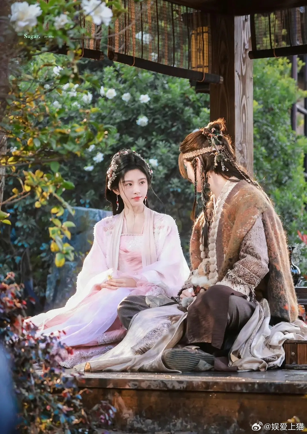 郭敬明跟代拍比谁赢了（前三张郭导后两张代拍）