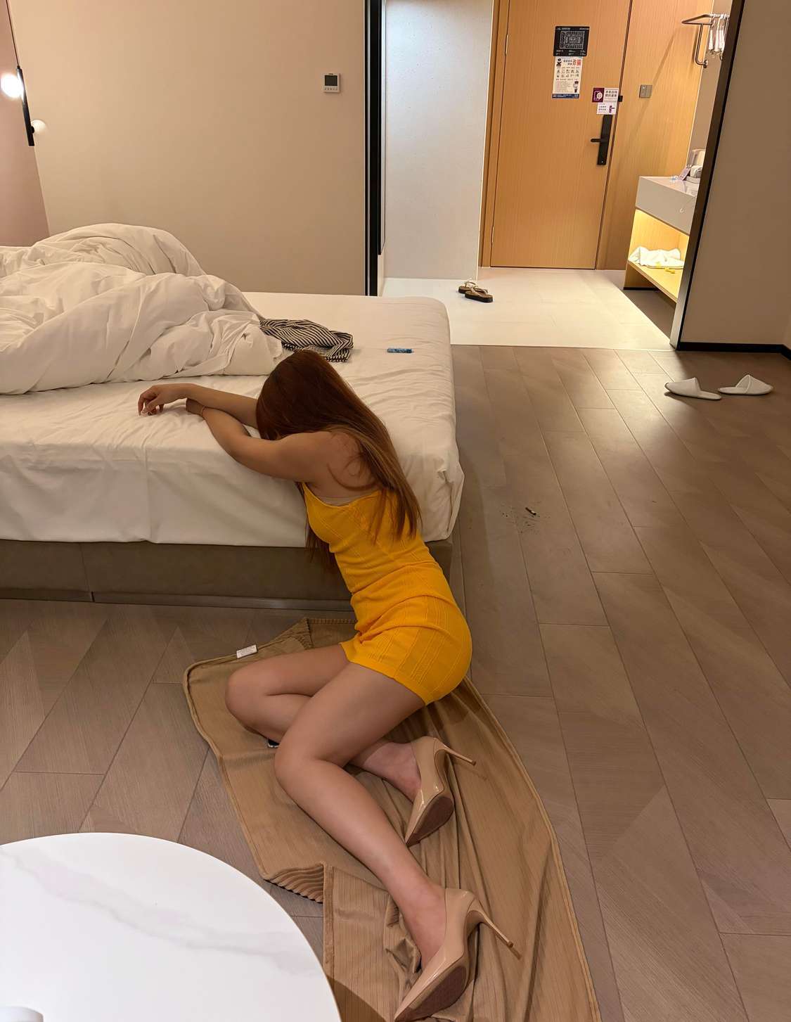 网恋奔现到酒店就倒下，是不是碰瓷？？？[哭哭]​​​